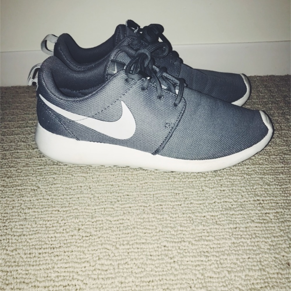 Nike Roshe One Tennis Shoes